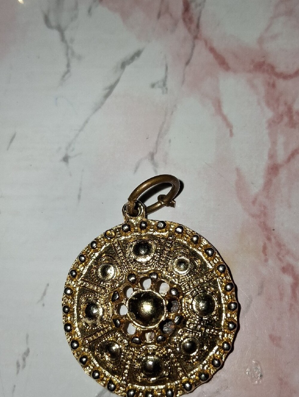Source Unknown Gold Round Filigree Pendant Charm - Picture 2 of 3